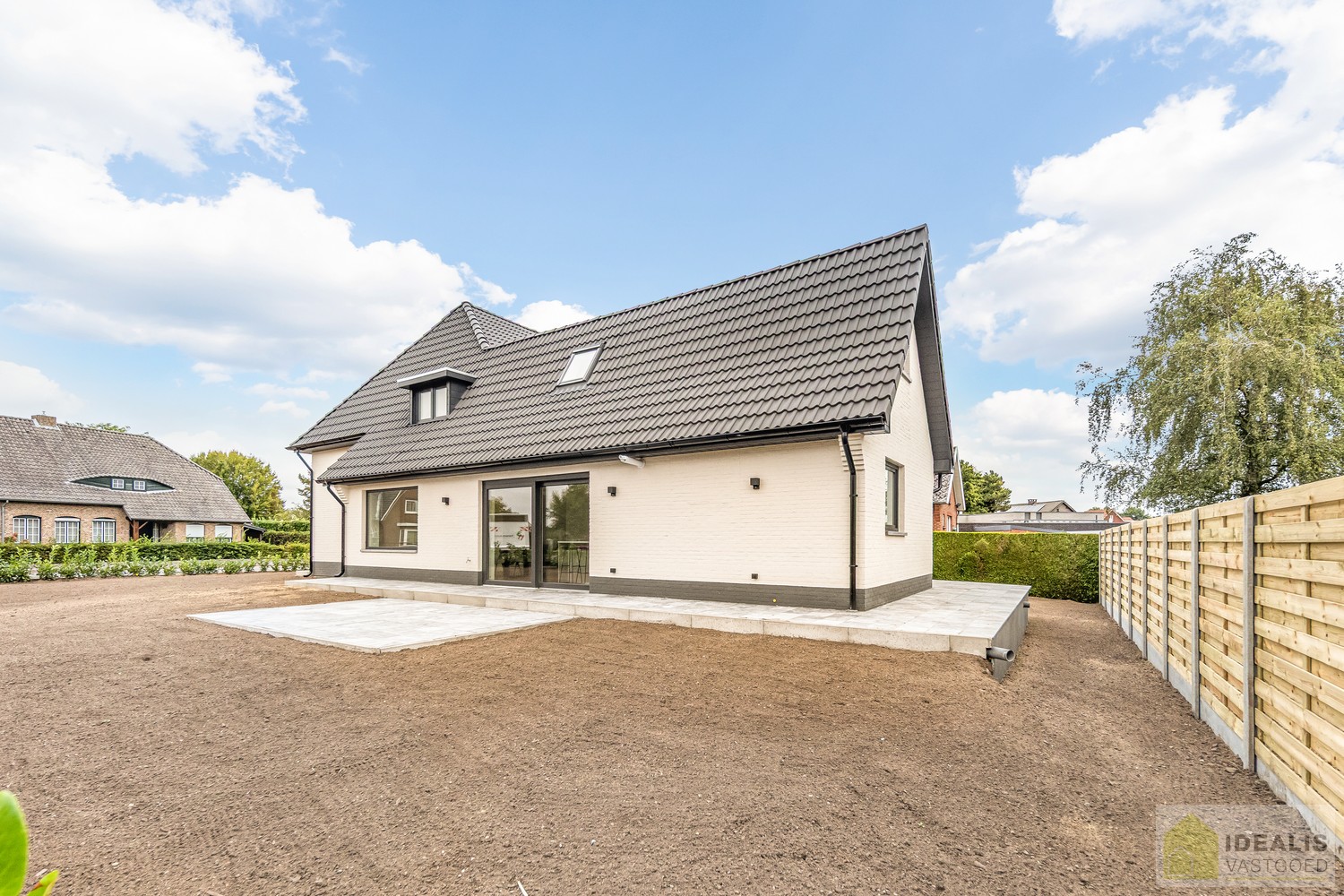 IDEALIS VASTGOED – Schitterend volledig vernieuwde woning met een heerlijke open leefruimte, luxe keuken, 3 ruime slaapkamers, een ruime luxueuze badkamer én een ruime wasplaats! Dit heerlijke huis bevindt zich op een volledig nieuw aangelegd perceel van  - foto 4