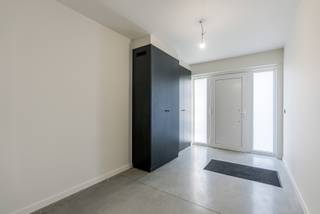 We betreden deze karaktervolle woning via een grote inkomhal voorzien van gastentoilet, fietsenstalling en oplaadpunt. Vervolgens gaan we door naar...