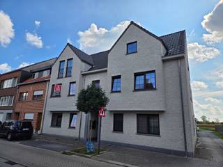 <p><span>KWALITATIEF, LUMINEUS EN ENERGIEZUINIG APPARTEMENT MET 2 SLAAPKAMERS, RUIM TERRAS 15M² EN GARAGE</span></p><p><span>1ste verdieping met lift - ligging in een kleinschalige residentie nabij centrum en station Ruisbroek (Puurs-Sint-Amands) met vlotte bereikbaarheid via A12, N16 en N17</span></p><p><span> </span></p><p><span>Inkomhal / wc met handwas / living met eetplaats en super-ingerichte open keuken (35m²) met toegang tot ruim zuidoost-georiënteerd terras (15m²) / 2 slaapkamers (14m²; 12m²) / badkamer met wastafel en douche / berging met wasplaats.</span></p><p><span>Garage / gemeenschappelijke fietsenberging.</span></p><p><span> </span></p><p><span>Lasten: € 90 / maand.</span></p><p><span> </span></p><p><span>Appartement is bewoonbaar door maximaal 3 personen.</span></p><p><span> </span></p>
