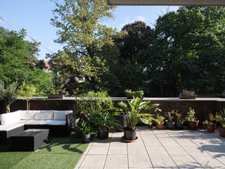 <strong>Uniek appartement met uitzonderlijk terras en spectaculair uitzicht</strong><br /><br /><span><span><span><span><span>Dit appartement onderscheidt zich <strong>door zijn ruime terras van ca. 40 m² met uniek uitzicht</strong>, zijn <strong>bruikbare vloeroppervlakte van 139 m²,</strong> zijn <strong>gegeerde ligging en lage EPC-score (138).</strong></span></span></span></span></span><br /><br />De perfecte uitvalsbasis voor wie op zoek is naar <strong>een ruim en instapklaar appartement met parkeermogelijkheden</strong>. Strategisch gelegen tussen het station <strong>Gent-Sint-Pieters en het stadscentrum.</strong> Bovendien zorgt de ligging voor <strong>een uitstekende bereikbaarheid</strong> dankzij de vlotte verbinding met belangrijkste invalswegen.<br /><br /><span><span><span><span><span>Het appartement, dat steeds <strong>met grote zorg werd onderhouden</strong>, beschikt over een <strong>praktische indeling</strong> met een grote leefruimte en eetplaats die samen één geheel vormen. Aansluitend aan de eetplaats bevindt zich <strong>een ruime keuken</strong> met plaats voor een ontbijttafel en <strong>een bijkeuken/wasplaats</strong>. Via <strong>de ruime inkomhal</strong> met gastentoilet krijgen we toegang tot de <strong>achtergelegen badkamer en de drie slaapkamers</strong>, waarvan één kamer momenteel dienstdoet als dressing. Via deze kamer bereiken we ook <strong>het terras</strong>, dat met zijn <strong>uitzonderlijke oppervlakte </strong>en <strong>uitzicht op het groen een unieke meerwaarde </strong>biedt.</span></span></span></span></span><br /><br /><span><span><span><span><span><strong>Extra troeven</strong> zijn de <strong>zeer ruime kelderberging</strong>, de mogelijkheid tot het bijkopen van een ondergelegen en <strong>gemakkelijk toegankelijke staanplaats</strong>, en de algemeen <strong>zeer goede staat van de residentie.</strong></span></span></span></span></span><br /><br /><span><span><span><span><span><strong>Samengevat:</strong> <strong>een bijzondere opportuniteit dankzij het volume, de ligging en het uitzonderlijke terras.</strong></span></span></span></span></span>