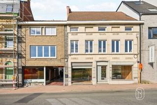 Commercieel gelegen eigendom nabij het centrum van Ronse met uitzonderlijk veel potentieel.Gelegen aan de Kruisstraat 18-20, op een goed zichtbare locatie vlak bij het centrum. Het geheel omvat een commerciële ruimte geschikt als winkel, showroom of kantoor, een ruime degelijke woonst, een grote achterliggende loods én een bouwgrond met uitweg achteraan.De combinatie van commerciële mogelijkheden, ruime woongelegenheid, opslag-/werkruimte en bijkomende bouwgrond maakt dit een bijzonder veelzijdige eigendom voor ondernemers, investeerders of wie wonen en werken wil combineren.Heel veel potentieel voor wie op zoek is naar ruimte, visibiliteit en ontwikkelingsmogelijkheden.Meer info of bezoek via info@immobeguin.be