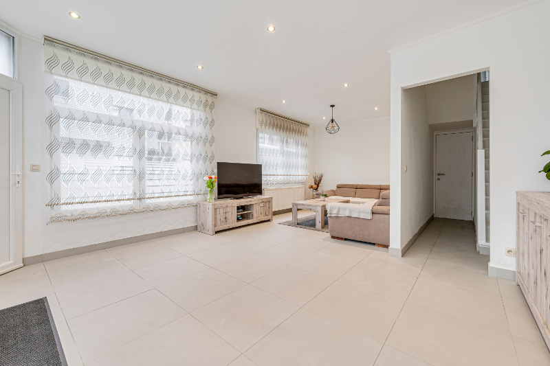 RUIM GERENOVEERD HOEKPAND MET GARAGE EN KNAP DAKTERRAS - TOFFE AANGENAME LIGGING - foto 3