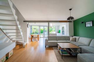 Zeer mooi gerenoveerde woning met een prachtige tuin en 2 garageboxen (totale oppervlakte 8.4 are). <br /><br />U komt de woning binnen via de inkomhal met inbouwkasten, een apart toilet en toegang tot een wasplaats/berging. Via een glazen deur wandelt u de ruime leefruimte met aangrenzende keuken binnen. De leefruimte met bamboevloer straalt warmte en gezelligheid uit. In de volledig uitgeruste keuken kan u een inductievuur, vaatwasmachine, grote oven en microgolfoven terugvinden. <br /><br />Grote ramen aan de achterzijde van de woning zorgen voor veel licht en bieden een prachtig uitzicht op de tuin. <br />Op het grote aangelegde terras kan u tot het einde van de dag van de zon genieten. <br /><br />Op de eerste verdieping is er een ruimte slaapkamer, een dressing in de nachthal en mooie badkamer. In de badkamer kan u een inloopdouche, toilet en dubbele lavabo terugvinden. <br /><br />De zolderruimte is volledig afgewerkt en ingedeeld in 2 extra kamers. <br /><br />De woning werd in 2013 volledig gerenoveerd (nieuwe ramen, dakisolatie, terras, keuken, badkamer, vloeren, elektriciteit, …), beschikt over een zonneboiler en houten vloeren in de volledige woning. <br /><br />In de aankoopprijs zijn ook nog 2 garageboxen inbegrepen. <br /><br />De woning bevindt zich op fietsafstand van Leuven. Alle faciliteiten (winkels, scholen, openbaarvervoer, sportaccommodatie, park, speeltuin, kinderdagverblijf, …) liggen op wandelafstand. <br /><br />U kan een bezoek inplannen voor de bezoekdag op 30 mei via de volgende link: https://calendly.com/opdebeeck-brumagne<br /><br />Wij kijken er naar uit u te ontvangen! <br />