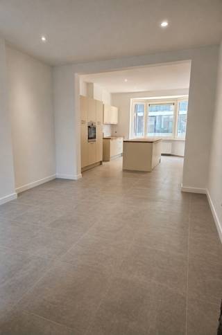 Bent u op zoek naar een stijlvol, ruim en volledig gerenoveerd appartement in het bruisende centrum van Oostende? Dan is dit prachtige appartement van ca. 100 m² absoluut een bezoek waard.<br /><br />Gelegen op een toplocatie, op wandelafstand van de winkelstraten, de jachthaven, het station en het strand, geniet u hier van alle troeven die Oostende te bieden heeft.<br /><br />Het appartement werd eind 2025 volledig en kwalitatief gerenoveerd met oog voor detail, comfort en hedendaagse afwerking. De lichtrijke leefruimte met hoge plafonds en grote raampartijen creëert een aangenaam open gevoel en biedt een prachtig uitzicht op het Petrus & Paulusplein.<br /><br />De moderne open keuken met stijlvol kookeiland vormt het hart van het appartement en sluit perfect aan op de leefruimte — ideaal voor gezellige avonden met familie of vrienden.<br /><br />Indeling:<br /><br />→ Ruime inkomhal<br />→ Lichtrijke leefruimte<br />→ Open keuken met eiland<br />→ 3 volwaardige slaapkamers<br />→ Moderne badkamer<br />→ Apart toilet<br />→ Grote berging/wasruimte<br />->lage kosten (geen lift of syndicus, ki:751€)<br /><br /><br />✔ Volledig gerenoveerd eind 2025<br />✔ Energiezuinig met EPC-score B<br />✔ Instapklaar vanaf augustus <br />✔ Centrale ligging<br />✔ Veel lichtinval en ruimtegevoel<br />✔ Ideaal als gezinswoning, tweede verblijf of investering<br /><br />Een unieke kans om stijlvol en zorgeloos te wonen in het hart van Oostende.<br /><br />Contacteer ons vandaag nog voor een bezoek en ontdek zelf de charme van dit prachtige appartement.