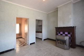 Bent u op zoek naar een betaalbare woning die u volledig naar uw eigen smaak kunt renoveren? Dan is deze charmante arbeiderswoning, gelegen op een gunstige locatie nabij het centrum van Roeselare, beslist een bezoek waard.<br /><br />De woning beschikt op het gelijkvloers over een gezellige woonkamer, een polyvalente kamer die perfect kan dienen als slaapkamer, bureau of hobbyruimte, een praktische bijkeuken, een eenvoudige keuken, een badkamer met douche en lavabo en een afzonderlijk toilet. Op het verdiep twee slaapkamer. Daarnaast zijn er een buitenberging en een tuinhuis, die extra opbergruimte bieden.<br />Achteraan bevindt zich een kleine tuin waar u in alle rust kunt genieten.<br />Voor de woning zijn voldoende parkeermogelijkheden aanwezig, wat een extra troef vormt.<br /><br />Dankzij de centrale ligging bevinden winkels, scholen, openbaar vervoer en het stadscentrum zich op korte afstand. Deze woning biedt een uitstekende opportuniteit voor handige doe-het-zelvers, starters of investeerders die op zoek zijn naar een renovatieproject met potentieel.<br /><br />Troeven:<br />•Gelegen nabij het centrum van Roeselare.<br />•Te renoveren woning met tal van mogelijkheden.<br />•Woonkamer en polyvalente gelijkvloerse kamer.<br />•Badkamer met douche en lavabo.<br />•Praktische buitenberging en tuinhuis.<br />•Kleine stadstuin.<br />•Vlotte parkeermogelijkheid voor de woning.<br />•Ideaal als starterswoning of investering.<br />Interesse in deze woning met renovatiepotentieel? Neem gerust contact op voor meer informatie of een bezoek ter plaatse.