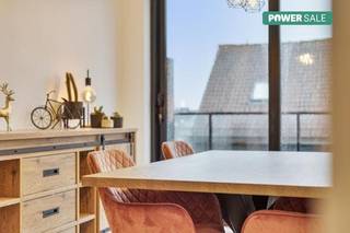 Deze eigendom wordt aangeboden via Pre-sale. De vermelde prijs is een richtprijs. Wil je een afspraak vastleggen of wens je meer info omtrent deze koopmethode, neem dan contact op met de dossierverantwoordelijke Maarten De Graeve | maarten.de.graeve@dewaele.com - 0491 27 22 10.Dit lichtrijk appartement met twee slaapkamers combineert comfort met een uitstekende ligging. Dankzij de gunstige EPC-score geniet je van energiezuinig wonen. De centrale locatie biedt tal van voordelen: op wandelafstand van winkels, scholen en openbaar vervoer, en vlakbij belangrijke invalswegen voor een vlotte bereikbaarheid. Perfect voor wie droomt van een rustige, maar centrale thuis of zoekt naar een interessante investeringsopportuniteit, want het appartement is momenteel verhuurd zo geniet u van een direct rendement!Grijp deze unieke kans!Indeling:- lichtrijke leefruimte- volledig uitgeruste keuken- afzonderlijk toilet- praktische berging- badkamer met wastafel en ligbad- 2 ruime slaapkamers- 2 terrassenMogelijkheid tot bijkopen van ondergrondse staanplaats.