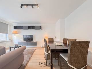 In een rustige zijstraat van de bruisende Lippenslaan vindt u dit gerenoveerde appartement, ideaal voor wie centraal én comfortabel wil wonen.Via de...