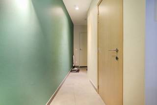 In het bruisende centrum van Beveren bevindt zich dit gelijkvloers appartement met 1 slaapkamer, een autostaanplaats en een ruime...