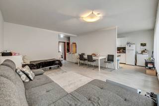 At the border between Ganshoren and Jette, on the 2nd floor of a small building with 4 units and no syndic, this bright apartment of ±85 m²...