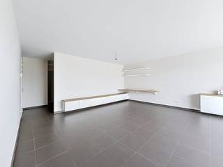 Ruim appartement met twee slaapkamers, in de recente residentie Zandbank (2015) te Veurne. Centraal gelegen nabij het station, scholen en winkels.Dit prachtig appartement beschikt over een zonnig terrras met een open zicht.Indeling:- inkomhal- lichtrijke leefruimte die toegang geeft tot het terras- open keuken met eiland voorzien van oa composiet werkblad, inductie kookplaat, dampkap, vaatwas, oven en koelkast- praktische berging met aansluiting wasmachine/droogkast- gastentoilet met lavabo- 2 ruime slaapkamers - badkamer met inloopdouche en dubbel badkamermeubel met lavaboEnkele troeven:- volledig instapklaar appartement - vloerverwarming- hoogwaardige afwerking- op wandelafstand van het stadscentrum en station- gelegen op 6km van de kust- gemeenschappelijke fietsenbergingGemeenschappelijke kosten: + €60/maand (provisie)Onmiddellijk beschikbaarBen je dus op zoek naar een ruim instapklaar appartement met een goede locatie, neem dan zeker contact op voor meer informatie.