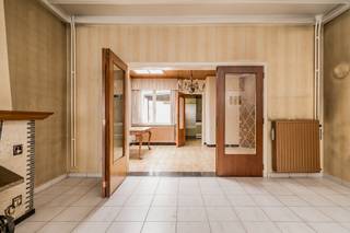 To renovate, spacious semi-detached house with lots of storage space! NewLine#The house is situated on a plot of 382 m2 with outbuilding and spacious...