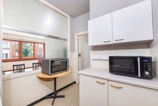 ELSENE, in de wijk Université, op een steenworp afstand van de begraafplaats, alle voorzieningen en winkels, presenteren wij u dit lichte appartement van ± 55 m². Het bestaat uit: hal, halfingerichte keuken, woonkamer, 1 slaapkamer, badkamer, toilet. Momenteel verhuurd voor 850 €/maand – Huurcontract van 3 jaar vanaf 1/06/2024. Kelder (C15). Garagebox N12 (+ 25.000€) OPTIE. Lasten: ± 180 €/maand (gemeenschappelijke kosten, beheerder, verzekering, onderhoud). EPC: F. Afmetingen ter indicatie.