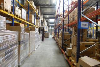 Te koop: functioneel bedrijfsgebouw van ca. 1.397 m² op een perceel van 3.572 m² in Laakdal. De eigendom combineert 273 m² kantoren met...