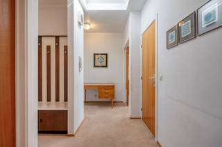 Bent u op zoek naar een comfortabele thuis in een groene omgeving? Dit lichtrijke appartement op de 1ste verdieping aan de Olmenbrug te Merksem biedt een unieke kans. Gelegen in de wijk Rietschoorvelden, geniet u van een residentiële buurt met winkels, scholen, openbaar vervoer en invalswegen vlakbij. Dit maakt het immo aanbod ideaal voor starters, gezinnen of investeerders. Dit pand biedt een uitstekende opportuniteit voor wie een centraal gelegen appartement wil kopen.Indeling appartement:- Inkomhal: centrale toegang tot alle vertrekken, voorzien van een handige vestiaire en ingemaakte kasten- Leefruimte: royale en lichtrijke woonkamer- Keuken: aparte keuken met aansluiting voor wasmachine- Slaapkamers: twee ruime kamers van 12 en 13m²- Badkamer: ingericht met ligbad, wastafel en toilet- Terras: gezellig, west-georiënteerd terras (ca. 6 m²)- Inpandige garage: private garagebox op het gelijkvloersBijzonderheden:- Rustige en centrale toplocatie in Merksem- Het dak van het gebouw werd in 2025 volledig vernieuwd en geïsoleerd- Royaal vastgoed met een bewoonbare oppervlakte van 97 m²- Volledig voorzien van praktische rolluiken- Inclusief inpandige garageboxBen jij geïnteresseerd in dit vastgoed te koop in Merksem? Aarzel dan niet om ons te contacteren. Dewaele Merksem aan de Lambrechtshoekenlaan 183 staat graag tot uw dienst. Had u graag een gratis schatting van uw eigendom? Bel ons voor een vrijblijvend gesprek of mail naar yannick.schnorbusch@dewaele.comBestuursmaatregelen in het maatregelenregister: nee