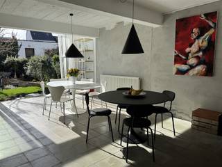 Deze sfeervolle woning in Mechelen biedt de perfecte combinatie van moderne architectuur, authentieke charme en eigentijds comfort.Met een totale woonoppervlakte van 264m² , beschikt deze woning over vier ruime slaapkamers, bureel en twee volledig uitgeruste badkamers. De ruime leefkeuken met mezzanine geven uit op de zuid-west georiënteerde tuin. Verder beschikt deze woning over een ruime leefruimte alsook een gezellige zithoek met bibliotheek. Grote ramen en hoge plafonds laten veel natuurlijk licht binnen en zorgen voor een aangename leefsfeer. Verder geniet U van een rustige omgeving met scholen, openbaar vervoer, invalswegen en Leuvense Vaart op wandelafstand.