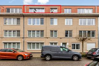 <p><strong>APPARTEMENT (85 m2) MET 2 SLAAPKAMERS, KELDERBERGING, ZUID GERICHT TERRAS EN MOGELIJKHEID TOT HUREN GARAGE TE HASSELT (RUNKST) - IDEAAL INVESTERINGSPAND !<br /><br /></strong>Dit doorzon-appartement bevindt zich aan de Elzenstraat 10 te Runkst, vlakbij Hasselt-centrum. Via de Sint-Truidersteenweg bereik je vlot de oprit naar de E313. Verder vind je de bakker, bank, kruidenierszaken, allerlei eethuisjes, het openbaar vervoer enzoverder dan weer op wandelafstand terug.<br /><br />Het appartement is gelegen op de 3de verdieping en bereikbaar met trap. Hier kom je binnen in een ruime, centrale inkomhal die toegang biedt naar alle kamers van het appartement. Hier tref je een vestiairekast, het apart toilet, de badkamer, de uiterst ruime keuken met daarnaast de woonkamer en tot slot de 2 even ruime slaapkamer, waarvan één toegang biedt tot het zuidelijk gericht terras van 7,5m breed. Verder hoort er nog een ruime kelderberging bij dit geheel.<br /><br />De gemeenschappelijke kosten beperken zich tot zo een 40 euro per maand.<br /><br />Ondertussen is het appartement toe aan wat opfrissingswerken. De ideale kans voor een investeerder / bewoner die zelf bijvoorbeeld ook de handen uit de mouwen weet te steken. Het appartement heeft reeds een goede indeling en beschikt alvast over een vernieuwd, geïsoleerd dak, vernieuwde ramen (HR glas), een recente HR-top aardgasketel en deels over nieuwe vloeren. <br /><br />Openbare parkeergelegenheid vind je voor de deur en de eigen wagen parkeer je veilig en droog in de eventueel bij te huren garagebox, gelegen aan de voorzijde, pal naast het appartementsgebouw.<br /><br />Tip: betreft de aankoop je enige eigendom? Vergeet dan niet dat je bij aankoop kan genieten van een tarief van 2% aan verkooprechten (ipv 12%) met een extra korting van 1.867 euro indien het om de enige eigen ‘bescheiden’ woning gaat.<br /><br />Ook het potentieel ontdekken? Interesse? Contacteer ons op 011 96 51 76 of mail naar info@momentumvastgoed.be !</p>