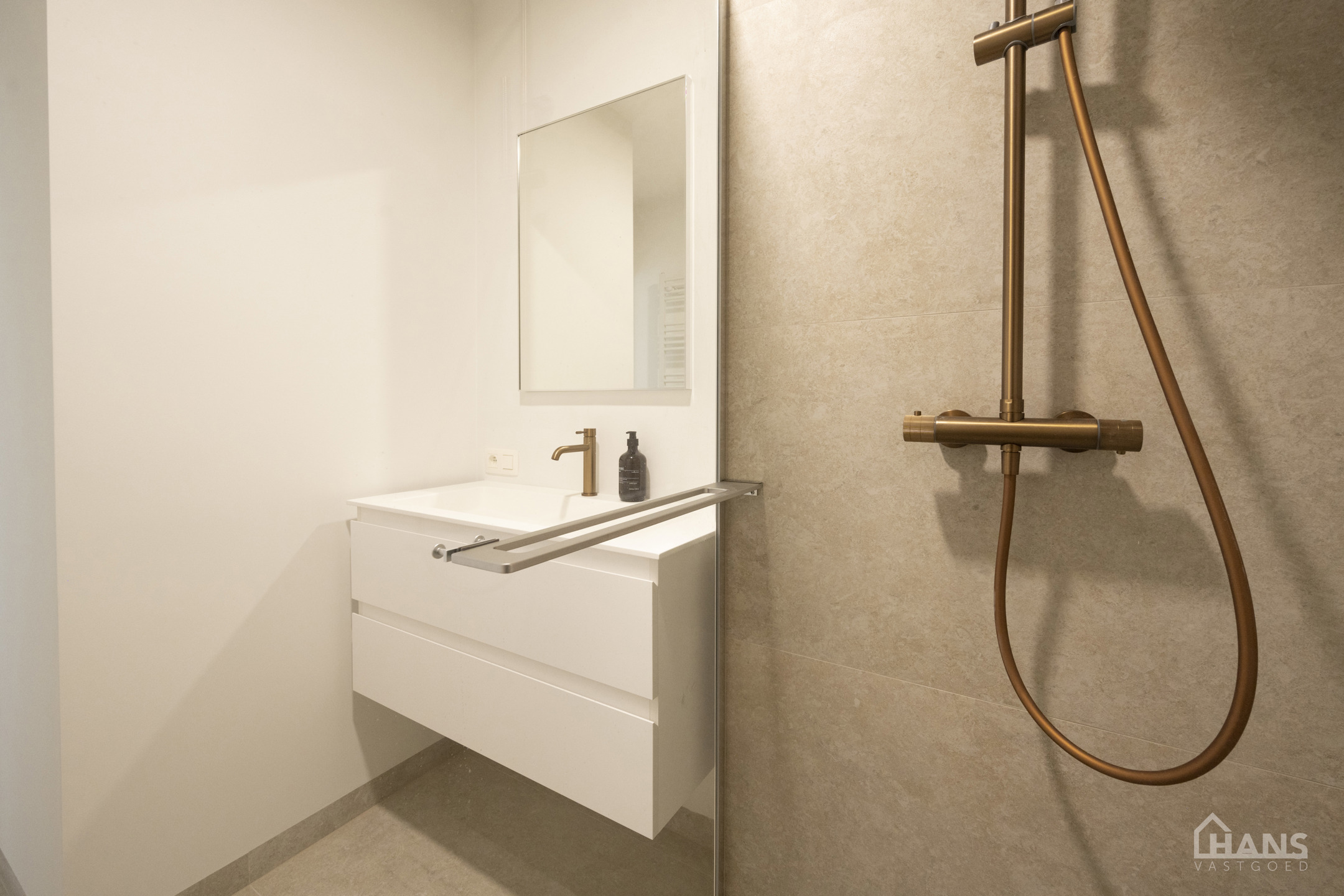 Gerenoveerd appartement - foto 4