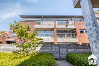<p>Op zoek naar een <strong>instapklaar appartement met garage in Jabbeke</strong>? Ontdek dit lichtrijke appartement (97 m²) op de bovenste verdieping, rustig gelegen in het centrum van Jabbeke, doch vlot bereikbaar nabij winkels, openbaar vervoer en de E40.</p>

<p>De ruime leefruimte met grote raampartijen geniet van een overvloed aan natuurlijk licht en biedt een vrij uitzicht. Aansluitend bevindt zich een volledig uitgeruste keuken met kwaliteitsvolle materialen. Het appartement beschikt over 2 volwaardige slaapkamers, een badkamer, een apart toilet, een praktische berging én een aparte wasruimte.</p>

<p>Uniek zijn de twee ruime terrassen: een zonnig zuidwestgericht terras van 16 m² en een tweede terras van maar liefst 38 m² met noordwestelijke oriëntatie — ideaal om op elk moment van de dag van het buitenleven te genieten.</p>

<p>Extra comfort wordt geboden door de lift (enige appartement op de verdieping), centrale verwarming op gas (condensatieketel) en een gunstig EPC-label B (170 kWh/m²) — zonder renovatieverplichting.</p>

<p>Daarnaast beschikt het appartement over een privatieve zolder van 45 m² — een zeldzame extra bergruimte.</p>

<p>De afgesloten ondergrondse garage van 22 m² is inbegrepen in de prijs.</p>

<p>Kortom, een uitzonderlijk aanbod voor wie op zoek is naar een ruim en instapklaar appartement met garage in Jabbeke, op een topligging en met alle voorzieningen binnen handbereik.</p>