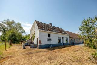 <p><span>Rustig gelegen halfopen woning met uitzonderlijk potentieel.</span></p><p><span>Op zoek naar een renovatieproject met ruimte, rust en talloze mogelijkheden? Dan is deze halfopen bebouwing aan de Scherpstuklei 1 in Putte beslist een bezoek waard. Gelegen op een perceel van meer dan 1.000 m², geniet deze woning van een bijzonder rustige ligging en een zonnige, zuidgerichte tuin waar u de hele dag kunt genieten.</span></p><p><span>De woning dient volledig gerenoveerd te worden, maar biedt een uitstekende basis voor wie zijn toekomstige thuis volledig naar eigen smaak wil creëren. Dankzij de aanwezige volumes en uitbreidingsmogelijkheden kan hier zonder moeite een ruime gezinswoning met vier slaapkamers gerealiseerd worden.</span></p><p><span>Op het gelijkvloers bevinden zich momenteel verschillende leefruimtes die flexibel kunnen worden heringericht tot een hedendaagse woonomgeving met een ruime leefkeuken, gezellige woonkamer en praktische bergruimtes. </span></p><p><span>Buiten vormt het perceel een absolute troef. De grote, zuidgerichte tuin biedt niet alleen volledige privacy, maar ook tal van mogelijkheden voor dierenliefhebbers of gezinnen met kinderen. De open omgeving en het groene uitzicht versterken het gevoel van rust en vrijheid.</span></p><p><span>Ook de zolderverdieping biedt bijkomende mogelijkheden voor uitbreiding en inrichting, waardoor deze eigendom perfect geschikt is voor wie op zoek is naar een woning met groeipotentieel.</span></p><h3><span>Troeven:</span></h3><ul><li><span>Halfopen bebouwing op een perceel van meer dan 10 are.</span></li><li><span>Mogelijkheid tot realiseren van meerdere slaapkamers.</span></li><li><span>Grote zuidgerichte tuin.</span></li><li><span>Rustige en groene ligging.</span></li><li><span>Vlotte bereikbaarheid naar Putte, Mechelen en omliggende gemeenten.</span></li></ul><p><span> </span></p><p><span>Ben jij geïnteresseerd in deze woning te koop in Putte, ben je op zoek naar ander vastgoed, een investering of wens je de waarde van jouw eigendom te kennen? Dan ben je bij </span><span>BOLT immo</span><span> aan het juiste adres! Wij helpen jou graag verder</span><span>.</span><span> </span></p>