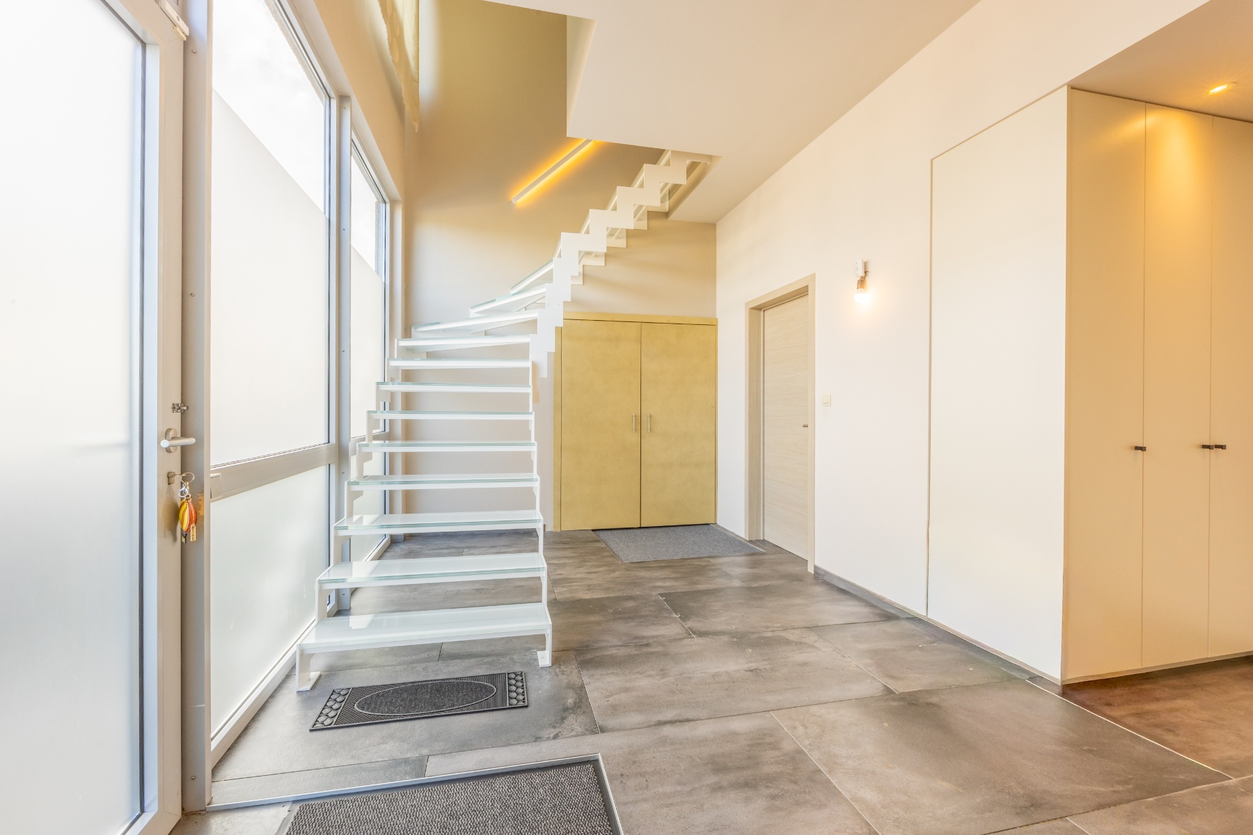 Exclusieve loods van 300m² met luxueus appartement van 199m² in ambachtelijke zone te Bredene - photo 2