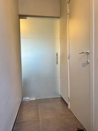 Deze woning bestaat uit een inkom met gastentoilet, ruime leefruimte met schuifraam naar achter en open ingerichte keuken. Op de eerste...
