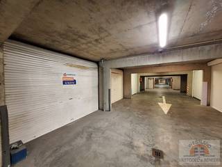 Ruime garagebox met elektriciteit in afgesloten ondergrondse parkeergarage.Privatieve teller.Afmetingen: 307 x 554 cmBeschikbaarheid: vrij vanaf...