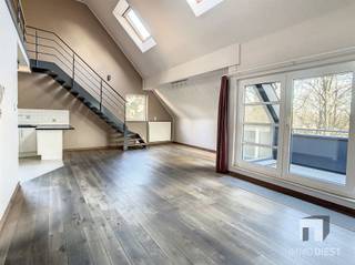 <p><span>Mooi ruim appartement op de 2de verdieping gelegen op wandelafstand van het Centrum van Diest met 2 slaapkamers, woonkamer met mezzanine en zicht op het stadspark Cerckel. Het appartement is afgewerkt met luxueuze materialen en voorzien van een kelder en ondergrondse garagebox voor 2 wagens.</span></p><p><span>Indeling:</span><span><br /></span><span>- Inkom </span><span><br /></span><span>- Toilet</span><span><br /></span><span>- Ruime woonkamer met mezzanine waardoor er extra leefruimte in de woonkamer wordt gecreëerd</span><span><br /></span><span>- Volledig ingerichte keuken </span><span><br /></span><span>- Terras</span><span><br /></span><span>- 2 slaapkamers</span><span><br /></span><span>- 1 badkamer met dubbele lavabo, ligbad, douchecel en extra toilet</span><span><br /></span><span>Kelder</span><span>:</span><span><br /></span><span>- Garagebox waar 2 wagens geparkeerd kunnen worden met aansluitend kelder</span><span><br /></span><span>Pluspunten</span><span>:</span><span><br /></span><span>- Zeer rustige ligging In het centrum van Diest</span><span><br /></span><span>- Dichtbij station</span><span><br /></span><span>- Op wandelafstand van winkels, horeca, scholen, openbaar vervo</span><span>er</span><span><br /></span><span>- Prachtig zicht op het stadspark Cerckel</span></p><p><span>Dit appartement is ook voorzien van zonnepanelen.</span></p><p><span>De huurprijs bedraagt € 1.150 + € 60 gemeenschappelijke kosten.</span><span><br /><br /></span><span>Wilt u deze woning graag bezoeken? Dat kan!</span><span><br /></span><span>Vul de kandidaatstelling in op Immodiest.be (onder te huur - > Refugiestraat 10 A3 - 3290 Diest ->Oranje knop -> 'Huuraanvraag')</span><span><br /></span><span>Van zodra wij deze informatie ontvangen hebben, nemen wij contact met u op.</span></p><p><span> </span></p>