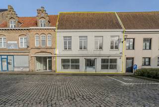 Au centre de Lo se trouve cette propriété exceptionnelle où vivre et travailler se rejoignent parfaitement.La maison est située en plein centre de Lo...