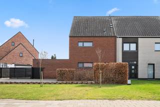 Bent u op zoek naar een instapklare, hedendaagse woning op een rustige locatie? Deze moderne woning, gebouwd in 2011, bevindt zich aan de rand...