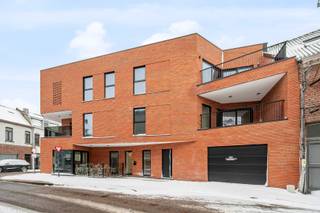 Deze 3 nieuwbouwappartementen zijn voorzien van alle modern comfort, energie neutraal en knappe architectuur. De oppervlaktes van de appartementen liggen tussen de 100 en 111m2 en zijn telkens voorzien van 2 slaapkamers, een overdekt zonneterras en een praktische berging. extra's: ruime fietsenstalling en vuilnisberging voorzien, alles volledig geschilderd+verlichting, inclusief privatieve zonnepanelen, warmtepomp, lage gemeenschappelijke kosten (geen lift). Dit project valt onder 6% BTW (mits voorwaarden).