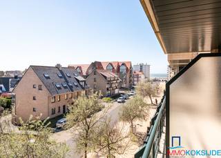 Koksijde-Bad, Residentie Pablo II, Zonnig appartement met 2 slaapkamers en terras met zijdelings zeezicht, 4e verdieping met lift.Bestaande uit:...