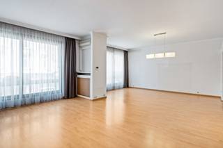 <p>Vandaag bevinden we ons in de Lange Lozanastraat, waar het stadsleven op wandelafstand ligt. Koffietje om de hoek, boodschappen snel geregeld en vlot overal naartoe… dit is een locatie die je elke dag opnieuw apprecieert</p>
<p>Op de eerste verdieping wacht een verrassend ruim appartement dat je meteen een goed gevoel geeft.</p>
<p>Binnenkomen doe je via een royale inkomhal met ingemaakte kasten. En ja, die zijn echt zo handig als ze klinken: vestiaire, extra opbergruimte… alles mooi weggewerkt, alles netjes uit het zicht op z’n plek.</p>
<p>Verder in de hal vind je niet één, maar twee aparte toiletten en een badkamer met douche.<br />De keuken ligt naast de leefruimte en sluit er vlot op aan.<br />Ideaal voor wie graag kookt, maar toch verbonden wil blijven met wat er in de woonkamer gebeurt.</p>
<p>En dan de leefruimte: Grote raampartijen, veel licht en een open gevoel dat meteen binnenkomt. Dit is zo’n plek waar je ’s ochtends rustig wakker wordt met een koffie, en ’s avonds moeiteloos overschakelt naar apero-modus.</p>
<p>Aan weerszijden van de leefruimte liggen twee slaapkamers, elk met hun eigen west georiënteerd terras.<br />Dat betekent: avondzon, golden hour vibes en lange, ontspannen avonden buiten. Een kleine luxe die snel een gewoonte wordt.</p>
<p>Het gebouw beschikt ook over een grote gemeenschappelijke tuin. Een groene bonus midden in de stad, waar je even kan ontsnappen aan het stadsritme.</p>
<p>Praktisch zit je hier ook helemaal goed:<br />een lift in het gebouw, een privatieve kelderberging en een fietsenstalling waar je fiets veilig en droog staat.</p>
<p>De gemeenschappelijke kosten bedragen €500/mnd. Hierin zitten o.a. verbruik van water, het onderhoud van de gemeenschappelijke delen, lift, tuin en andere gebouwvoorzieningen inbegrepen, wat zorgt voor een zorgeloos en goed beheerd geheel.<br /><br />Een ruim, lichtrijk appartement op een leuke locatie in 2018 Antwerpen, met twee zonovergoten terrassen en een groene extra.<br />Benieuw om het zelf te ontdekken?</p>