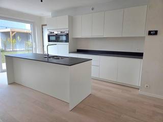 Deze nieuwbouwwoning in Jabbeke biedt traditionele woningbouw die perfect evenwicht brengen tussen comfort, stijl en een groene omgeving. Dankzij...