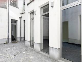 <p><strong>Wonen in het bruisende hart van Antwerpen én toch genieten van rust?</strong><br />Dat kan in dit charmante gelijkvloers appartement welk net nieuw geverfd werd en gelegen is aan de achterzijde van de kleinschalige, rustige residentie "Den Wijngaert". Hier woon je centraal, maar in alle stilte — het beste van twee werelden.</p>
<p>Op wandelafstand van de Groenplaats, Grote Markt, Scheldekaaien, winkels en gezellige horeca: alles ligt letterlijk om de hoek.</p>
<p><strong><br />Wat dit appartement écht bijzonder maakt?</strong><br />Het verrassende ruimtegevoel. Dankzij de hoge plafonds, grote ramen en open indeling ontstaat een luchtige, loftachtige sfeer waarin je heerlijk thuiskomt.</p>
<p>Je komt binnen in de gezellige leefruimte, met zicht op de rustige binnenplaats van de residentie. De open keuken is uitgerust met gasfornuis, dampkap, oven en koelkast. Keuken, eet- en zithoek lopen naadloos in elkaar over tot één sfeervol geheel, met toch voldoende hoekjes en kantjes om het gezellig te maken. Aansluitend aan de keuken is er een kleine bergruimte met aansluiting voor een wasmachine.</p>
<p>Een slimme doorgang naar de slaapkamer zorgt voor een subtiele scheiding tussen wonen en slapen. De slaapkamer ligt achteraan en geeft uit op een stadskoer van 8,5 m² — perfect om een fijne buitenplek van te maken. Aansluitend vind je de douchekamer (met douche en lavabo in meubel), het toilet is apart.</p>
<p><strong><br />Extra praktisch:</strong> op het gelijkvloers is er een fietsenstalling én een huisvuillokaal.</p>
<p><strong><br />En als kers op de taart:</strong> een autostaanplaats is optioneel beschikbaar in de nabijgelegen Pelgrimstraat voor €125/maand (zolang beschikbaar).</p>
<h3><br />Samengevat:</h3>
<ul>
<li>
<p><strong>Huurprijs:</strong> €925/maand</p>
</li>
<li>
<p><strong>Algemene kosten:</strong> inbegrepen</p>
</li>
<li>
<p><strong>Beschikbaar:</strong> sinds gisteren</p>
</li>
<li>
<p><strong>Autostaanplaats (optioneel):</strong> €125/maand</p>
</li>
<li>
<p><strong>Nutsvoorzieningen (water, gas, elektriciteit):</strong> individueel</p>
</li>
</ul>
<p><br />Zin om te komen kijken? Laat van je horen — dit pareltje is zo weg!</p>