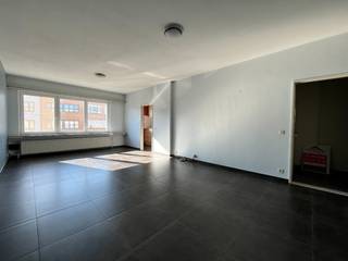 Zeer gunstig gelegen appartement op de 1e verdieping van een kleinschalig gebouw zonder lift. Indeling: een ruime inkomhal met apart toilet, een lichtrijke woon- en eetkamer 32m² op tegel, een aparte keuken ingericht met een een elektrisch kookvuur, een dampkap, een koelkast en diverse opbergkasten. Vanuit de inkomhal heeft u toegang tot de 2 achtergelegen slaapkamers (9m² en 13m²), een comfortabele badkamer die voorzien is van een ligbad met douchegordijn, een wandmeubel met lavabo. Verder is er een wasplaats met aansluiting voor uw wasmachine/droogkast. Vanuit de grootste slaapkamer heeft u toegang tot het terras. Mits meerprijs is er een privatieve garagebox te koop in het bijgebouw op het gelijkvloers. Dit appartement is ideaal gelegen, zeer rustig en toch centraal, op slechts een steenworp van winkels, openbaar vervoer en andere belangrijke voorzieningen. Een perfecte keuze voor wie op zoek is naar een comfortabele woonst met een centrale ligging.