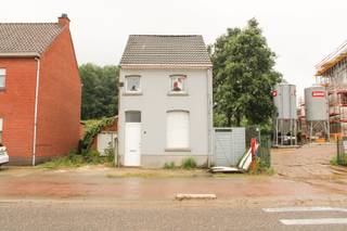 Grijp de unieke kans om uw droomhuis te creëren. Gelegen in een rustige en groene buurt, bieden wij een halfopen bebouwing aan op een...
