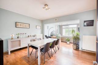 Deze knappe en zeer ruime woning van meer dan 160 m² bewoonbare oppervlakte is volledig instapklaar en wacht enkel nog op uw meubelen. De vier ruime slaapkamers bieden volop plaats aan het hele gezin, terwijl de lichtrijke leefruimte met open keuken het comfort van vandaag combineert met een aangename woonsfeer. Dankzij de zuidoostelijke oriëntatie en de driedubbelwandige koepel baadt het interieur van 's ochtends tot in de namiddag in natuurlijk licht en oogt alles heerlijk open en ruimtelijk.<br />Op energetisch vlak scoort deze thuis uitstekend: EPC B (172), aardgas condensatieketel, vloerisolatie van 5 cm, muurisolatie van 5 cm en maar liefst 18 cm dakisolatie. De dubbele en hoogrendementsbeglazing, aangevuld met zonnewering en vliegenramen, zorgen het hele jaar door voor een aangenaam binnenklimaat. De elektriciteit is conform en de woning is asbestveilig — u koopt dus zonder verrassingen.<br />Ook de praktische indeling overtuigt: een verzorgde badkamer op het verdiep met bad, douche, spoelbak en wc, een tweede wc, een handige aparte gang voor fietsen of vuilbakken en een oprit voor twee wagens vervolledigen het geheel.<br />De ligging maakt het plaatje compleet. Aan de Lokerse Baan geniet u van een vlotte bereikbaarheid, met restaurants, winkels en station Sinaai op een boogscheut. Ideaal voor gezinnen die ruimte, comfort en connectiviteit zoeken.<br />Bel of mail ons voor een afspraak op het nummer: 052/46.38.03 of info@uw-huis.be en wie weet tot binnenkort!<br />