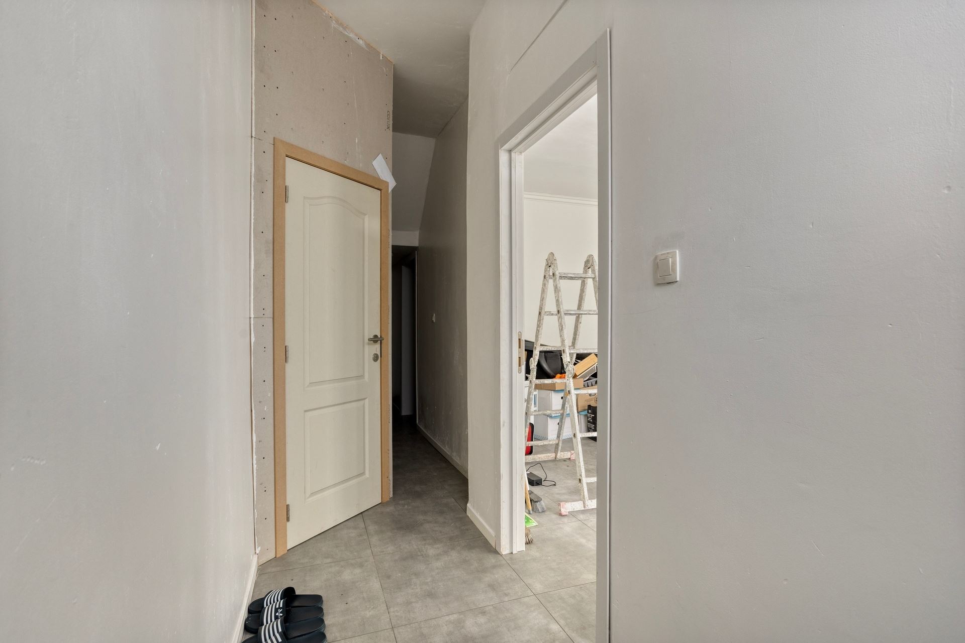 Deels gerenoveerde woning met 3 slpks - foto 4