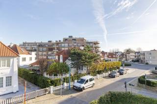 <p>Te koop: stijlvol appartement in de Mariastraat, pal in het centrum van Koksijde en toch rustig gelegen.</p>

<p> </p>

<p>Dit perfect gerenoveerde appartement biedt een comfortabele woonervaring in een bruisende maar rustige omgeving. Gelegen in de toeristische zone, op wandelafstand van winkels, horeca en het openbaar vervoer, combineert het de voordelen van een centrale ligging met de sereniteit van een rustige straat. De indeling is praktisch en gezellig, met één ruime slaapkamer als absolute troef.</p>

<p> </p>

<p>Belangrijkste ruimtes:<br />• Gezellige woonkamer met veel lichtinval<br />• Moderne keuken met alle nodige voorzieningen<br />• Ruime slaapkamer met plaats voor een groot bed en kasten<br />• Badkamer met douche en wastafel<br />• Apart toilet<br />• Inkomhal die toegang geeft tot alle ruimtes</p>

<p> </p>

<p>Troeven:<br />• Perfect gerenoveerd<br />• Pal in het centrum en toch rustig gelegen<br />• 1 ruime slaapkamer</p>

<p> </p>

<p>Neem vandaag nog contact op met je ERA-makelaar voor een bezoek.<br />058 51 23 23 of op christian@eraservimo.be</p>

<p> </p>

<p>JOUW DROOMAPPARTEMENT. ZO GEVONDEN!</p>