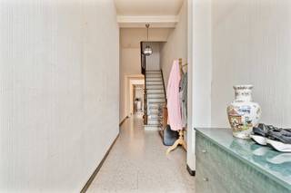 Karaktervolle woning met 4 slaapkamers in het centrum van Ieper!<br /><br />Bij binnenkomst via de ruime inkomhal betreden we de lichtrijke leefruimte, die uitkijkt op een gezellige stadskoer. Vanuit de leefruimte gaan we naar de aangrenzende keuken, die eveneens toegang biedt tot de stadskoer.<br /><br />Terug in de inkomhal leidt de trap naar de eerste verdieping. Hier bevinden zich twee ruime slaapkamers en een badkamer, uitgerust met een ligbad, lavabomeubel en toilet.<br /><br />Op de tweede verdieping treffen we nog twee ruime slaapkamers aan.<br /><br />Daarnaast beschikt de woning over een droge kelder, een regenput en 7 zonnepanelen, wat zorgt voor extra energie-efficiëntie. De woning wordt momenteel verhuurd voor € 580 per maand, wat het ook interessant maakt voor investeerders.<br /><br />Maak van deze woning uw droomhuis! Plan vandaag nog een bezoek in en ontdek het volledige potentieel van deze unieke kans in Ieper. Interesse? Contacteer mij voor meer informatie of een bezichtiging!