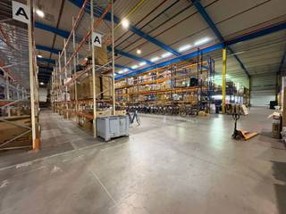 Hoog magazijnruimte van 5.400m² Uitstekend gelegen nabij de Gentseweg (N43) en vlakbij de E17 op- en afrit 5 Waregem.- 2 laadkades- vloer in...