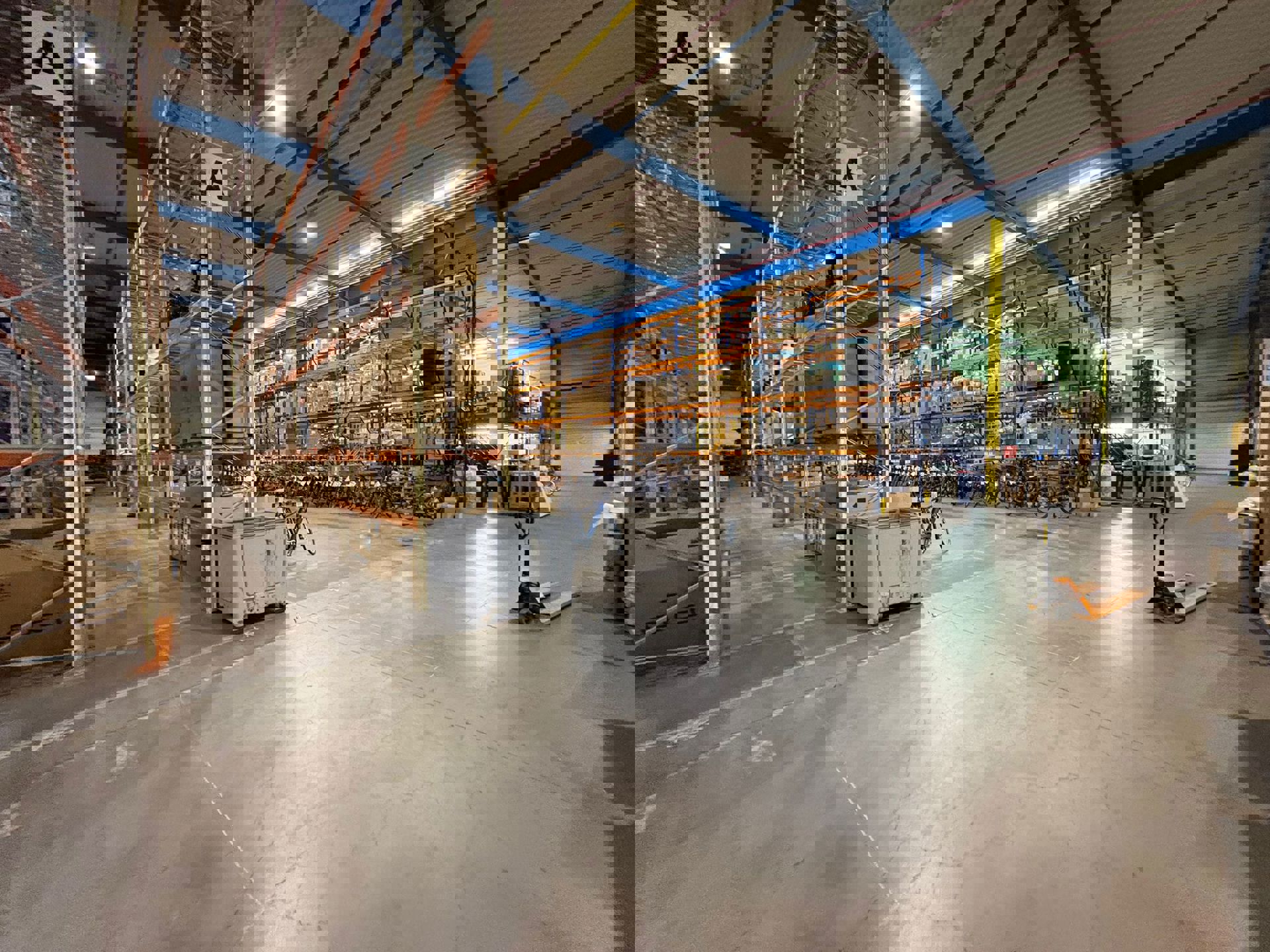 Hoge magazijnruimte van 5.400m² met hoogtes van  ca. 9m en ca. 14m - foto 2