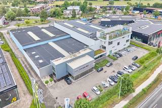 In de Vaartstraat in Genk staat dit bedrijfsgebouw te koop. De ligging aan de Westerring geeft het pand een uitstekende zichtbaarheid. Het gebouw is gelegen op een perceel van 8056m² en werd gebouwd in 3 fases waarvan de laatste fase in 2012. <br /><br />In totaal is er ruim 3000m² aan magazijnruimte met vrije hoogtes variërend van 3.9m tot 9.35m. Het hoge magazijn is voorzien van een luifel van 360m² die buitenopslag toelaat. Daarnaast is er ook 2000m² kantoorruimte voorzien. Het buitenterrein is grotendeels verhard en voorziet in voldoende privatieve parkeergelegenheid. <br /><br />Het pand heeft een topligging in de industriezone Genk-Zuid en is goed ontsloten door de E314 op 6km en de E313 op 7.5km.<br /><br />EPC-NR: X.<br /><br />Voor meer info: 011/39.90.50 of info@jansenrealestate.be