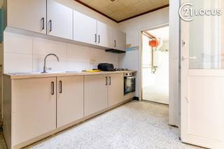 <p><span>Vous recherchez une maison familiale spacieuse idéalement située à Beveren ? Cette maison semi-ouverte mérite certainement votre visite.</span></p>
<p><span>Avec une surface habitable de 175 m² sur un terrain de 199 m², cette propriété offre de beaux volumes et de nombreuses possibilités pour les acquéreurs souhaitant aménager et moderniser leur futur logement selon leurs goûts.</span></p>
<p><span>Le rez-de-chaussée comprend un agréable séjour, une cuisine ainsi que plusieurs espaces de rangement pratiques. À l’étage, vous trouverez trois chambres confortables et une salle de bains. Grâce à sa disposition fonctionnelle, cette maison constitue une excellente base pour une famille à la recherche d’espace et de confort.</span></p>
<p><span>L’un des principaux atouts de cette propriété est son vaste grenier aménageable. Celui-ci offre la possibilité de créer des chambres supplémentaires, un bureau, une salle de loisirs, une salle de jeux ou un espace polyvalent selon vos besoins.</span></p>
<p><span>À l’extérieur, vous profiterez d’un agréable jardin, idéal pour se détendre et profiter des beaux jours.</span></p>
<p><span>Les atouts :</span></p>
<p><span>✔ Excellente situation à Beveren</span><br /><span>✔ Maison semi-ouverte</span><br /><span>✔ 175 m² de surface habitable</span><br /><span>✔ Terrain de 199 m²</span><br /><span>✔ 3 chambres à coucher</span><br /><span>✔ Grand grenier avec potentiel d’aménagement</span><br /><span>✔ Beau potentiel de modernisation</span><br /><span>✔ Proche des commerces, écoles, transports en commun et axes routiers</span></p>
<p><span>Vous recherchez une maison spacieuse, pleine de potentiel et idéalement située ? Contactez-nous dès aujourd’hui pour une visite et découvrez toutes les possibilités qu’offre cette propriété.</span></p>