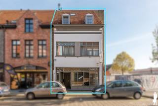 <strong><span>Interessant opbrengsteigendom bestaande uit een gelijkvloerse commerciële ruimte (ca. 67 m²), kelder en een bovenliggend triplexappartement (ca. 141 m²) met 3 slaapklamers, een dakterras en een grote, afgewerkte zolder. Toplocatie aan de Victoriestraat in Turnhout, vlak bij de winkelstraten, de Lebon-site en verschillende parkings. <br /><br />Het eigendom biedt verschillende mogelijkheden, zowel voor investeerders als voor wie wonen en werken wil combineren. De commerciële ruimte op het gelijkvloers is beschikbaar vanaf 1 december 2026 en kan opnieuw verhuurd worden of voor eigen kantoor-, handels- of praktijkdoeleinden worden gebruikt. Het ruime appartement is momenteel verhuurd, maar kan bij aankoop voor eigen bewoning worden opgezegd mits naleving van de wettelijke voorwaarden en een opzegtermijn van zes maanden.</span></strong><strong><strong><br /></strong></strong><span><br /></span><span>Gelijkvloers - winkel<br /></span>De commerciële ruimte geniet van veel natuurlijk daglicht dankzij de grote etalage. Ze bestaat uit een grote open ruimte (ca. 54 m²), een afzonderlijke bureau- of praktijkruimte van ca. 10 m² en een toilet met handenwasser.<br /><br />De huidige huurovereenkomst eindigt op 30 november 2026, waardoor de ruimte <strong><span>vanaf 1 december 2026 beschikbaar is voor eigen gebruik of nieuwe verhuring</span></strong>.<br /><span><br />Gelijkvloers - appartement<br /></span>Aparte inkom naar het bovenliggende appartement.<br /><br /><span>Eerste verdieping - appartement<br /></span>Ruime woonkamer met aansluitend de leefkeuken waar plaats is voor een grote eettafel. Via de keuken is er toegang tot het aangename dakterras. Verder nog een slaapkamer of bureau (ca. 13 m²) op de tussenverdieping.<br /><br /><span>Tweede verdieping - appartement<br /></span>Hier nogmaals 2 volwaardige slaapkamers (ca. 21 m² en 15 m²), de badkamer met ligbad en dubbele wastafel en een toilet op de nachthal.<br /><br /><span>Zolderverdieping - appartement<br /></span>De 3e verdieping is te bereiken via een vaste trap. Deze kamer is volledig afgewerkt en voorzien van vloer, verlichting en ramen. Momenteel is deze verdieping in gebruik als zolder, maar dit kan eveneens dienst doen als speel/hobbykamer, bureau of 4e slaapkamer.<br /><br /><strong><span>Het appartement is sinds 1 januari 2020 verhuurd onder woninghuur. Bij aankoop voor eigen bewoning kan de huurovereenkomst door de nieuwe eigenaar worden opgezegd mits naleving van de wettelijke voorwaarden en een opzegtermijn van zes maanden.<br /><br /></span></strong><strong><span>Dankzij de combinatie van een vrij beschikbare commerciële ruimte vanaf 1 december 2026 en een verhuurd, ruim appartement biedt het geheel interessante mogelijkheden voor zowel eigen gebruik als investering.</span></strong><strong><span><br /></span></strong><strong><br /></strong><span>Bijzonderheden<br /></span>- Toplocatie in het winkelgebied van Turnhout<br />- Nabij verschillende parkings<br />- Kelder<br />- Aparte verwarmingsinstallaties en aparte meters voor de nutsvoorzieningen<br />- De buitengevels en alle houtwerk werden recent volledig opnieuw opgeschilderd<br />- Stedenbouwkundige inlichtingen in aanvraag