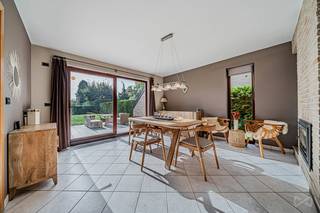 OVERIJSE – Charmante woning van +/- 175 m² (volgens EPC) met 3 slaapkamers en een aangename, zuidoostelijk georiënteerde tuin, ideaal gelegen in een residentiële wijk. De woning is als volgt ingedeeld: Gelijkvloers: een inkomhal van +/- 9 m² met apart toilet, een gezellige woonkamer van +/- 21 m² met cassettehaard, een eetruimte van +/- 18 m² met rechtstreekse toegang tot het terras, een keuken van +/- 17 m², een wasruimte van +/- 12 m² en een garage van +/- 21 m². Eerste verdieping: drie slaapkamers van respectievelijk +/- 16 m², +/- 16 m² en +/- 17 m² (vloeroppervlakte), een opbergruimte van +/- 6 m² en een badkamer van +/- 11 m² met ligbad, douche, toilet en dubbele wastafel. De woning bevindt zich in een aangename en gezinsvriendelijke omgeving, op wandelafstand van scholen en openbaar vervoer. Bijkomende troeven: waterverzachter, verwarming op gas, EPC C (234 kWh/m²/jaar), asbestveilig. Dankzij de rustige ligging, de gunstig georiënteerde tuin en de praktische indeling is dit een ideale en gegeerde gezinswoning. Meer informatie of een bezoek? Neem contact op met WE INVEST OVERIJSE via 02/455.20.35 of overijse@weinvest.be. Niet-contractuele advertentie – onder voorbehoud van wijzigingen – afmetingen louter ter informatie meegedeeld.