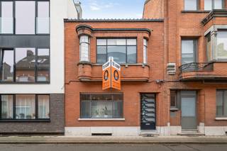 Op te knappen stadswoning met werkhuis en achtergelegen garages.Indeling en omschrijving:Deze karaktervolle, ruime stadwoning biedt een zee aan...