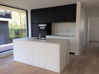 <p><span>Ruim en modern tweeslaapkamerappartement met terras van 18 m², ondergrondse parkeergarage en gemeenschappelijke parktuin (+ €150/maand)</span></p><p><span>Indeling:</span></p><p><span>Via de inkomhal bereikt men het appartement op de eerste verdieping per trap of lift.</span></p><p><span>Ruime open leefruimte, onderverdeeld in zithoek, eetkamer en open ingerichte keuken, voorzien van alle moderne gemakken. Aansluitend bevindt zich een aparte berging.</span></p><p><span>Naastgelegen vindt u een apart toilet. Via de nachthal bereikt u de ingerichte badkamer, voorzien van dubbel lavabomeubel en riante inloopdouche. Achteraan bevinden zich twee ruime slaapkamers, voorzien van ingemaakte kasten.</span></p><p><span>Het zuidwestgerichte terras is bereikbaar vanuit de leefruimte door middel van grote schuiframen.</span></p><p><span>Het hele appartement is voorzien van een prachtige parketvloer en grote glaspartijen.</span></p><p><span>Verder is het appartement hoogwaardig afgewerkt en geniet het van een veelheid aan ingemaakte kasten.</span></p><p><span>Met de lift bereikt u eenvoudig de ondergrondse autostaanplaats.</span></p><p><span>Vaste kosten + €150 euro per maand</span></p><p><span>Interesse?</span></p><p><span>Tel. 03 666 30 66 of mail naar: <span>info@allure-re.com</span></span></p>