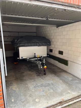 Garagebox te koop, standaard afmeting. Het garage complex is afgesloten met een automatische poort.   ...