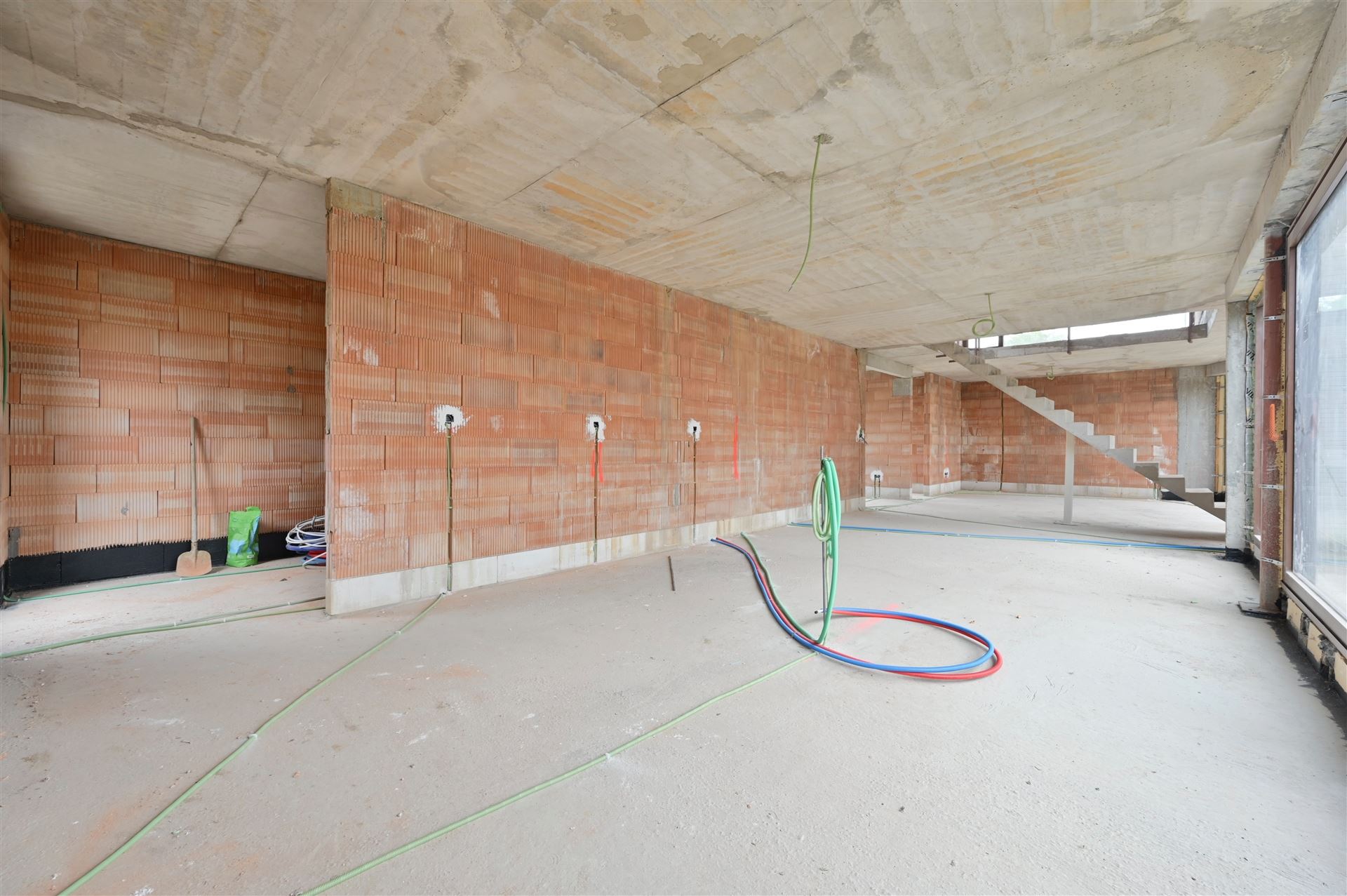 Villa à l'état brut sur un terrain de 932 m² : créez ici la maison de vos rêves - photo 4